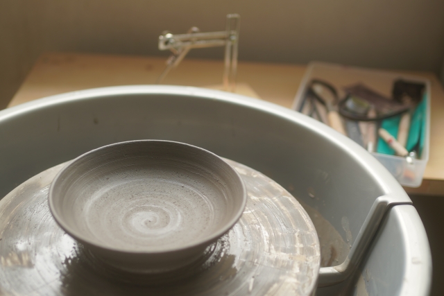 Asuka_ceramics 陶器　自然と草花の紋様　ハンドメイド作品　手描きの紋様　絵付け　ろくろ　シリーズ作品　陶芸作品販売